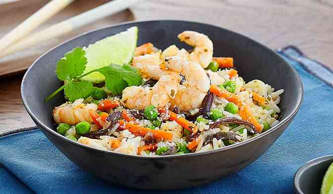 Fried rice aux légumes et crevettes au curry rouge