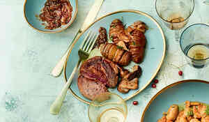 Tournedos, condiment figue-vin rouge, pommes de terre hasselback au thym et ail en chemise, jeunes cèpes poêlés