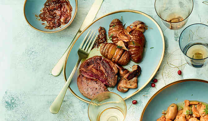 Tournedos, condiment figue-vin rouge, pommes de terre hasselback au thym et ail en chemise, jeunes cèpes poêlés