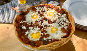 Tarte feuilletée ratatouille, œuf feta façon chakchouka