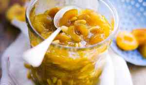 Confiture de mirabelles aux pignons de pin