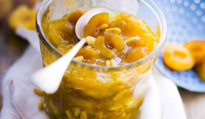 Confiture de mirabelles aux pignons de pin