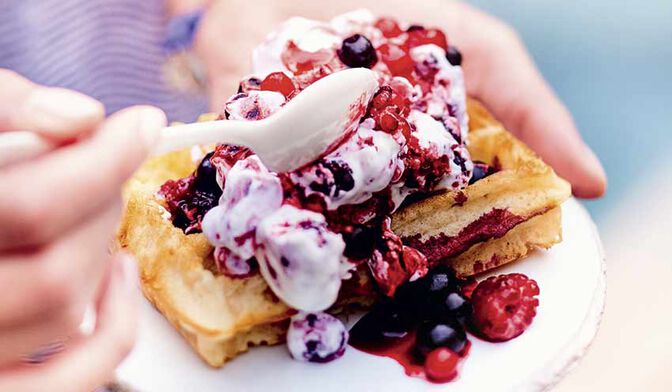Gaufres à la crème fouettée aux fruits rouges