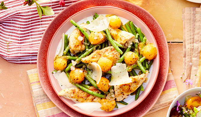 Salade de poulet, haricots verts, melon poêlé et brebis