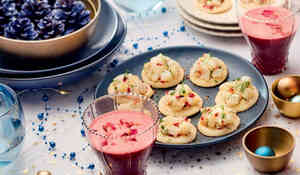 Canapés de tartare de cabillaud, brisures de framboise, et zeste d'orange