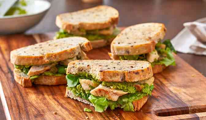 Sandwich houmous de petits pois, poulet au citron