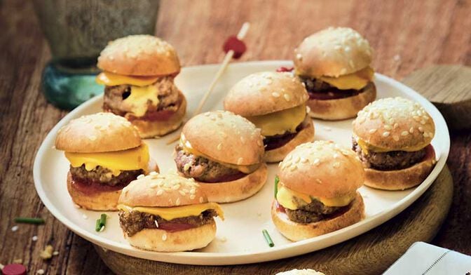 10 mini cheeseburgers