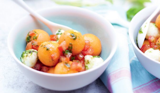Salade de billes de melon et mozzarella au basilic