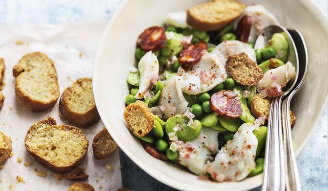 Salade de morue et garden peas, chorizo et croûtons au parmesan