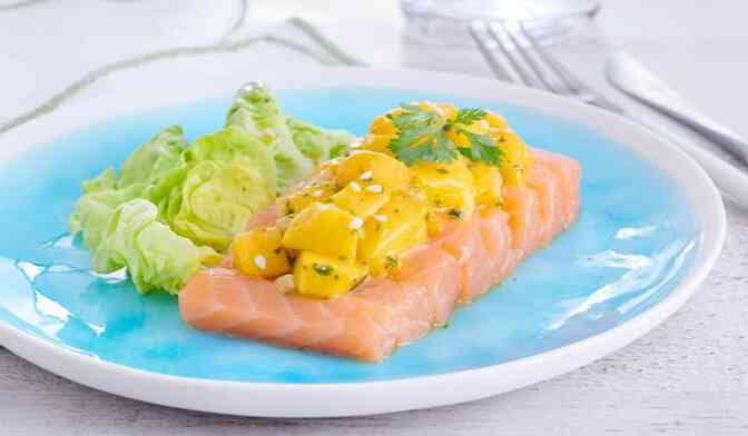 Saumon cru, condiment à la mangue