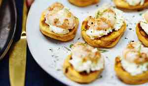 Mini-pancakes de patate douce, langoustine et crème fouettée à la cardamome