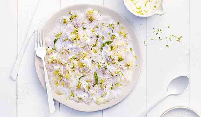 Carpaccio de dorade, lait de coco et citron vert