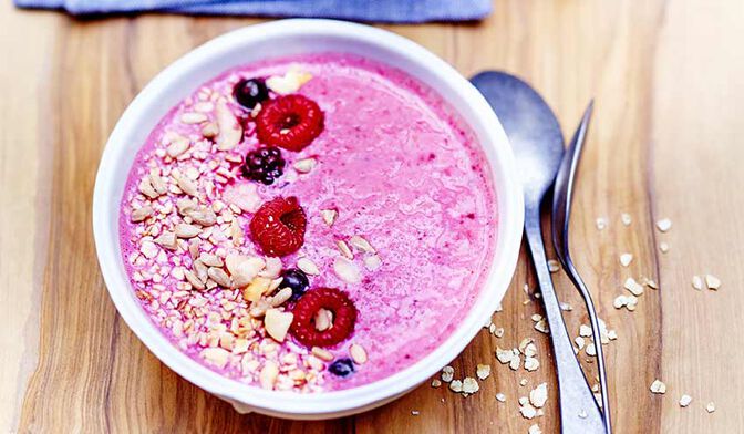 Smoothie bowl fruits rouges-lait d’amande