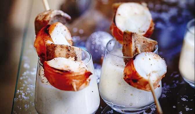 Brochettes de langouste grillée, crème au lard