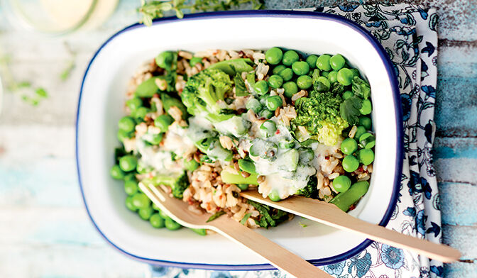 Salade de riz complet, lentilles vertes, quinoa rouge et légumes verts, sauce citron-herbes