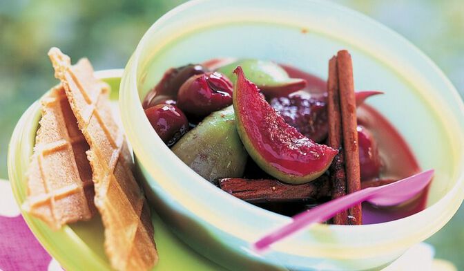Salade fraîche de figues et griottes au vin rouge