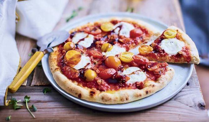 Pizza tomate, burrata, vinaigre balsamique de Modène