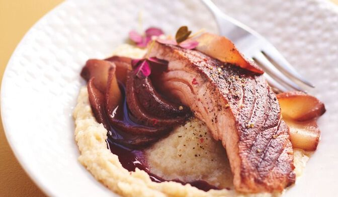 Saumon à la cannelle, purée de céleri, poire et jus au vin rouge