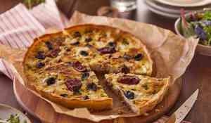 Tarte aux figues, chèvre frais et olives de Kalamata