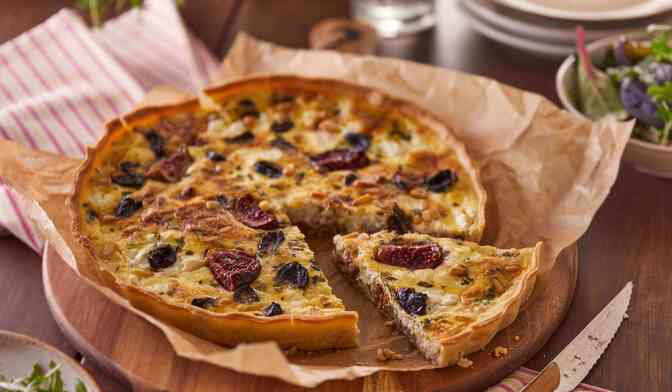 Tarte aux figues, chèvre frais et olives de Kalamata