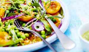Salade de petit épeautre, petit pois, abricot, roquette, sauce avocat-tahini