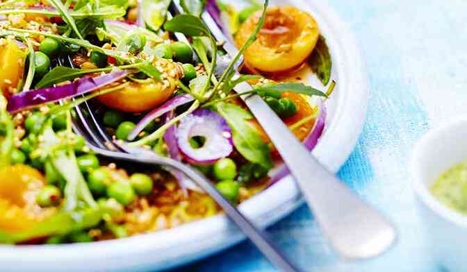 Salade de petit épeautre, petit pois, abricot, roquette, sauce avocat-tahini