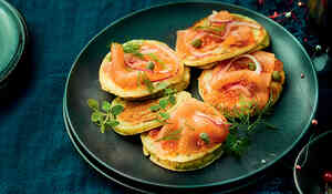 Saumon fumé et blinis aux herbes