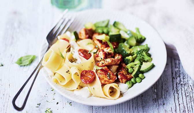 Poulet mariné à la tomate et au basilic, pappardelles au fromage et
