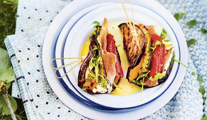 Sandwichs d'aubergine aux légumes du soleil, jambon italien et fromage