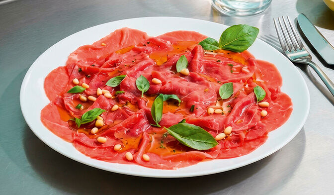 Carpaccio de bœuf et sa marinade à l'huile d'olive 5 % et au basilic — vue 3