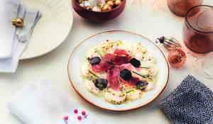 Saint-Jacques marinées à la truffe, huile de noisette et jambon ibérique