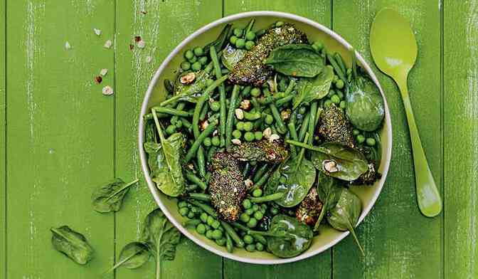 Salade de légumes verts et poulet pané aux herbes