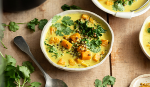 Bouillon veggie au lait de coco, courge et lentilles