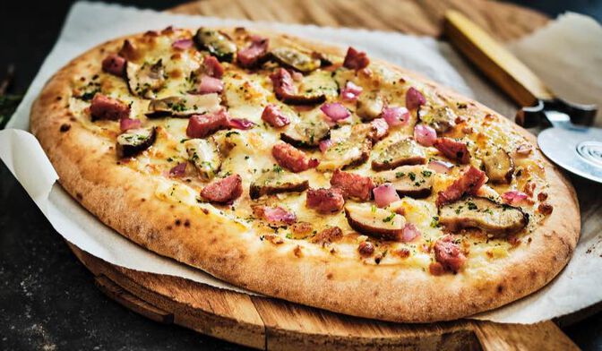 Pizza Funghi porcini, Provolone affumicato e Pancetta