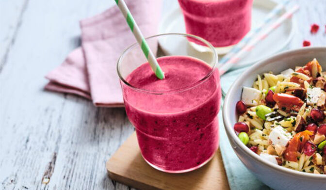 Fruits pour smoothie banane, myrtille, framboise, fraise, jus de citron vert