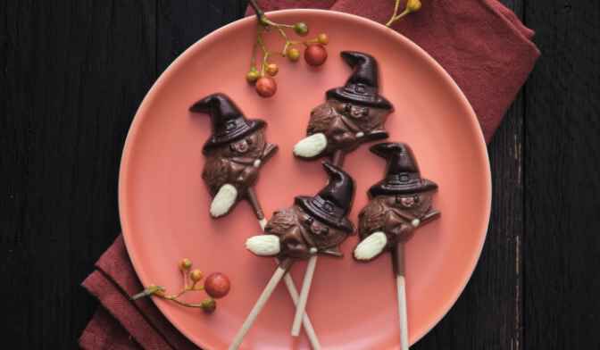 Sucette sorcière au chocolat au lait, décor chocolat blanc