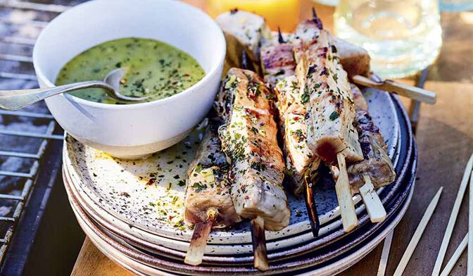 Brochettes de bonite, sauce à l’avocat
