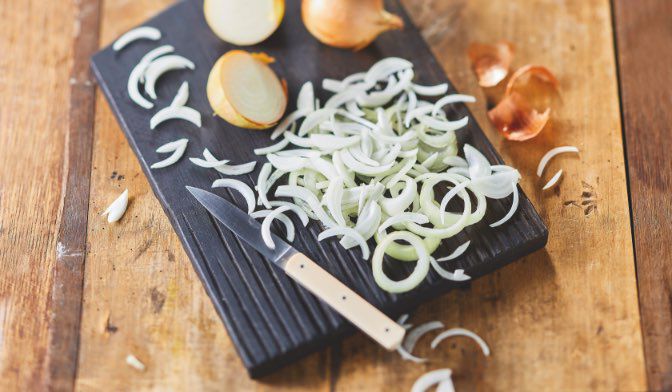 Technique en cuisine - Émincer un oignon