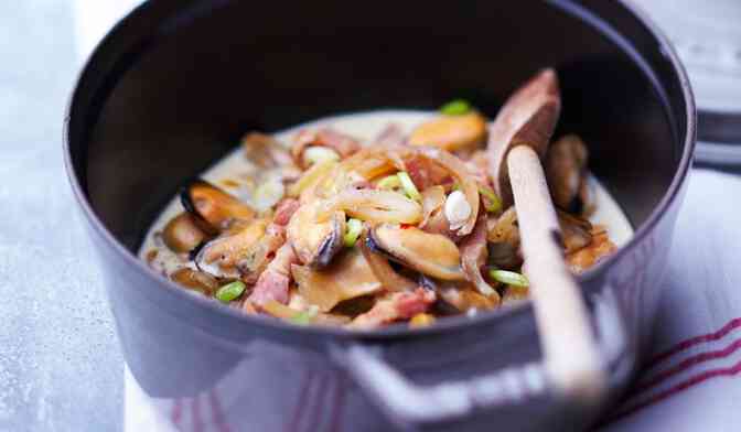 Cocotte de moules au safran et au lard