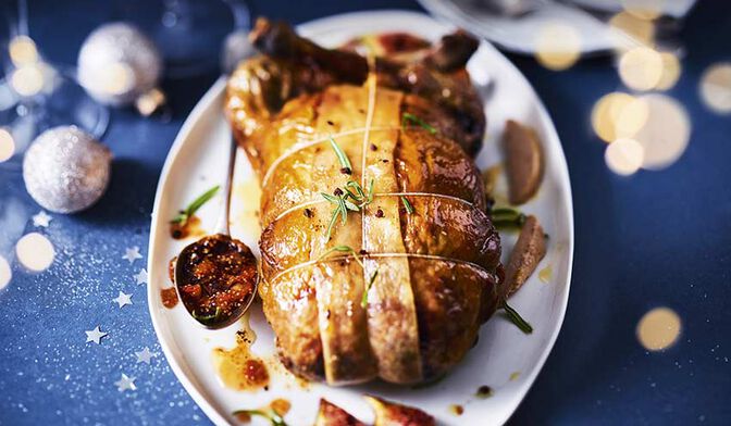 Pintade farcie, farce au bloc de foie gras de canard et chutney de figues