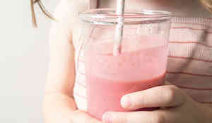 Milk-shake yaourt, fraise, framboise et fleur d'oranger