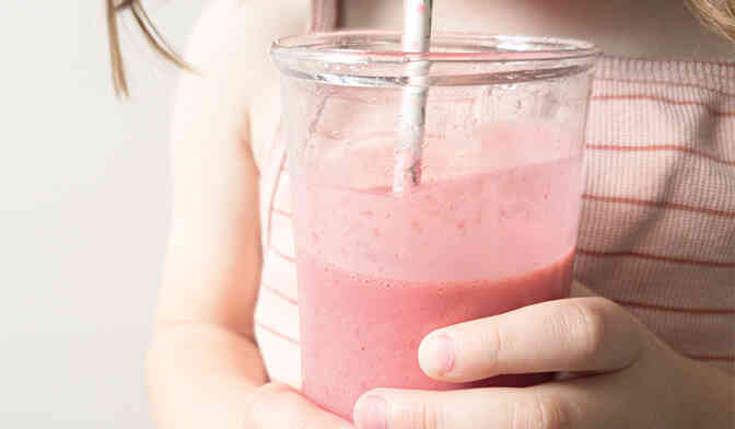 Milk-shake yaourt, fraise, framboise et fleur d'oranger