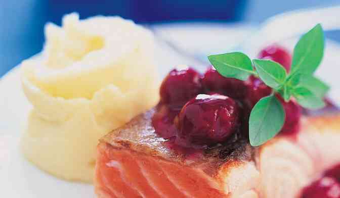 Saumon sauvage du Pacifique aux cerises, purée de pommes de terre