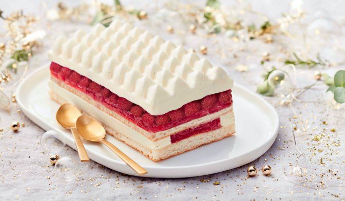 Bûche pâtissière vanille-framboise-rhubarbe