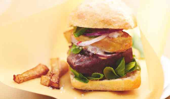 Burger de cerf et foie gras, sauce aux morilles, frites de topinambour