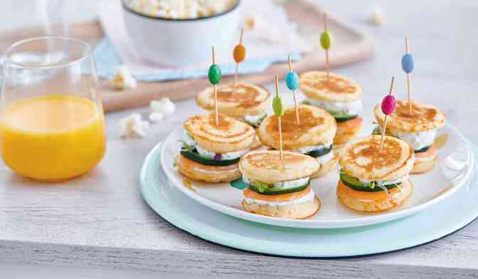 Mini-club blinis au saumon fumé et aux herbes