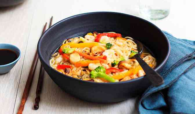 Bouillon aux nouilles et aux fruits de mer