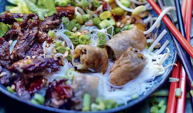 Bò Bún au boeuf et cacahuètes grillées