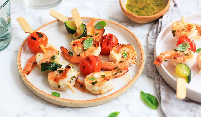 Brochettes de crevettes marinées au pamplemousse et basilic à la plancha