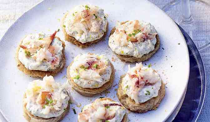 Petits blinis de pomme de terre et émincé de pinces de tourteaux